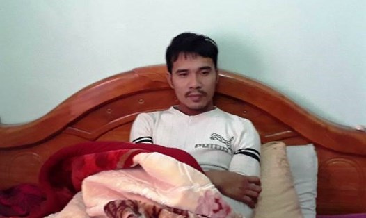 Anh Nguyễn Văn Mạnh vẫn chưa hoàn hồn nhớ lại vụ chìm tàu kinh hoàng ngày 8.1. (Ảnh: HT)