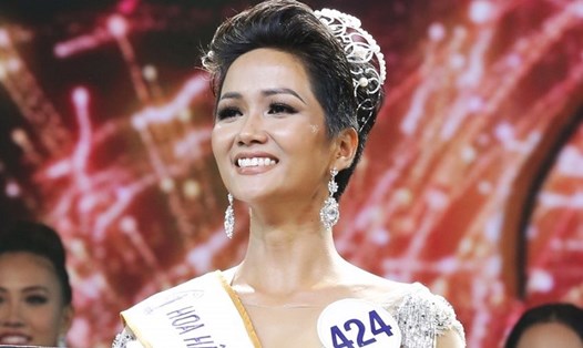Khoảnh khắc đăng quang của tân Hoa hậu Hoàn vũ Việt Nam 2017 - H'Hen Niê. Ảnh: BTC
