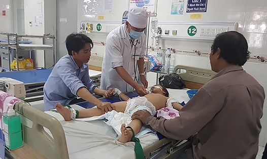 Cứu chữa cho một trong ba bệnh nhi (ảnh: Minh Anh/Zing.vn).