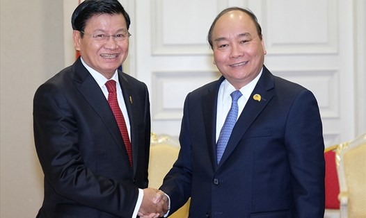 Thủ tướng Nguyễn Xuân Phúc gặp song phương với Thủ tướng Lào Thoongloun Sisoulith bên lề MLC. Ảnh: VGP