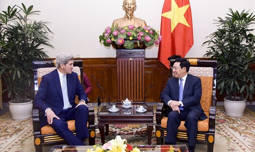 Phó Thủ tướng, Bộ trưởng Ngoại giao Phạm Bình Minh tiếp cựu Ngoại trưởng Mỹ John Kerry. Ảnh: BNG