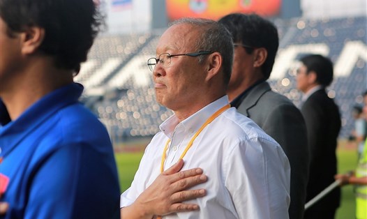 HLV Park Hang-seo thường đặt tay lên ngực khi quốc ca Việt Nam vang lên trước mỗi trận đấu. Ảnh: Minh Tùng 