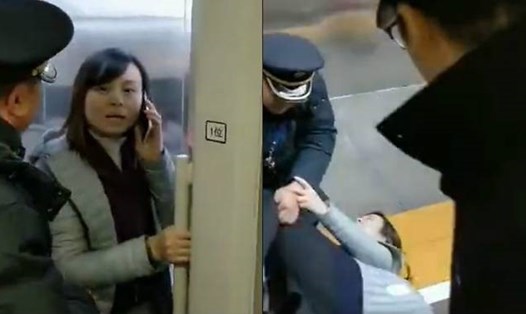 Một nữ giáo viên tiểu học Trung Quốc đã chặn đoàn tàu để đợi chồng tới. Ảnh: CNA