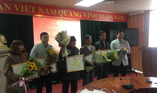 Trưởng ban Tuyên giáo Tổng LĐLĐVN Trần Duy Phương - Phó trưởng Ban tổ chức cuộc thi - trao giải cho các tác giả đoạt giải khuyến khích. Ảnh: VH