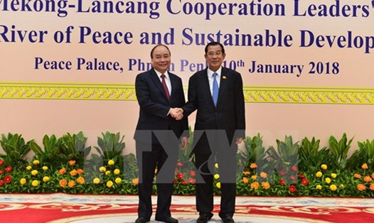 Thủ tướng Nguyễn Xuân Phúc và Thủ tướng Chính phủ Hoàng gia Campuchia Samdech Techo Hun Sen tại Hội nghị Cấp cao hợp tác Mekong-Lan Thương lần thứ hai. Ảnh: TTXVN