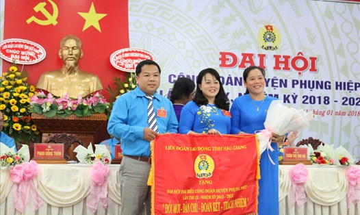 Chủ tịch LĐLĐ tỉnh Hậu Giang – Lê Thị Thanh Lam trao cờ lưu niệm cho LĐLĐ huyện Phụng Hiệp