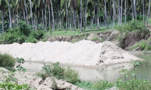 Khai thác cát ở suối sông Cạn, xã Cam Thịnh Đông, TP Cam Ranh, tỉnh Khánh Hòa. Ảnh: PV