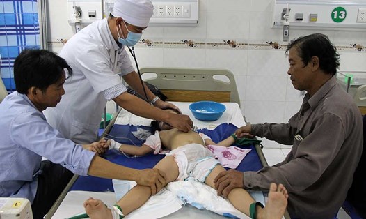 Một trong ba bé bị cha đầu độc được cấp cứu tại bệnh viện Nhi đồng TP Cần Thơ.