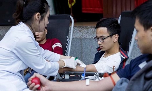Những người tình nguyện hiến máu tại Viện Huyết học và Truyền máu TƯ hôm 8.1. Ảnh: PV