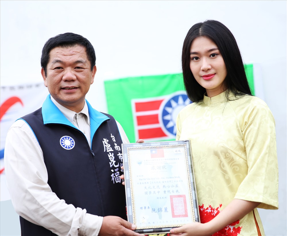 Ông Phó Thị trưởng TP Đài Nam trao bằng chứng nhận cho HH Vũ Bính Minh. Ảnh: T.L