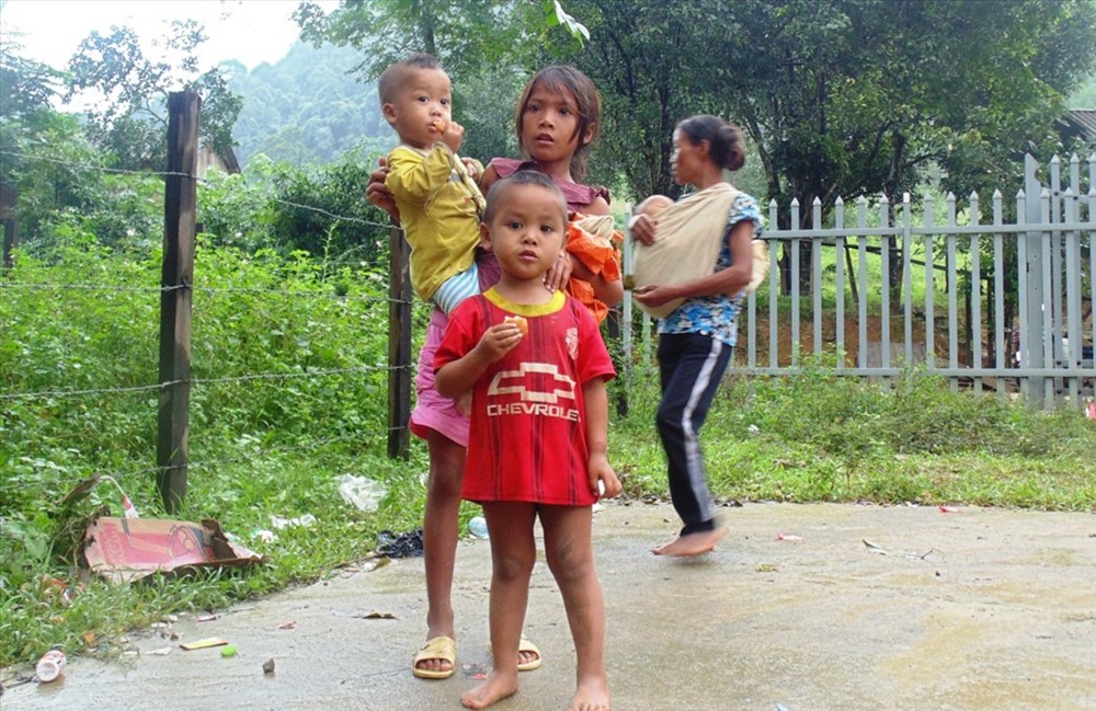 Các em nhỏ ở huyện miền núi Minh Hóa đang còn gặp rất nhiều khó khăn thiếu thốn, đặc biệt mỗi khi trời giá rét. Ảnh: Lê Phi Long