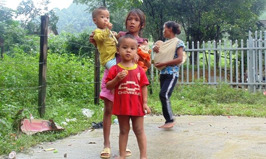 Các em nhỏ ở huyện miền núi Minh Hóa đang còn gặp rất nhiều khó khăn thiếu thốn, đặc biệt mỗi khi trời giá rét. Ảnh: Lê Phi Long