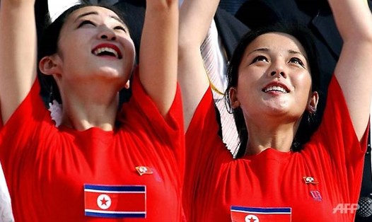 Những cổ động viên xinh đẹp của Triều Tiên. Ảnh: AFP