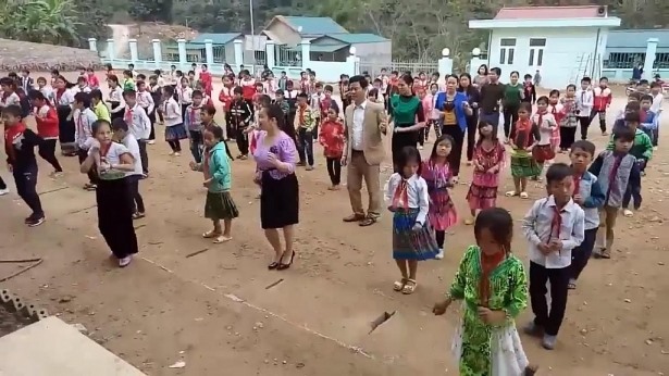 Thầy và trò Trường Tiểu học Tam Chung cùng hòa nhịp vào điệu nhảy Cha cha cha đầy sôi động. Ảnh cắt từ clip.