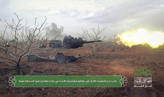Phiến quân Syria phản công lực lượng chính phủ hôm 11.1. Ảnh: Ahrar al-Sham/AP
