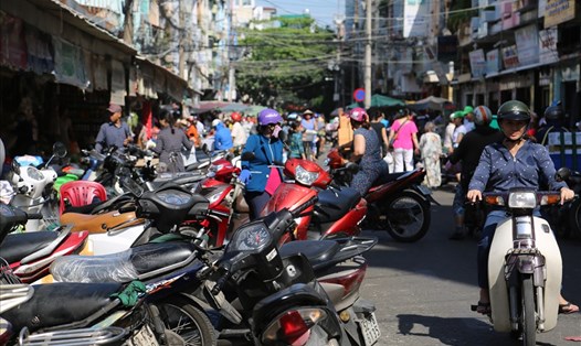 Vỉa hè bên hông chợ Phạm Văn Hai được tận dụng làm bãi giữ xe máy. Ảnh: Ngọc Tiến