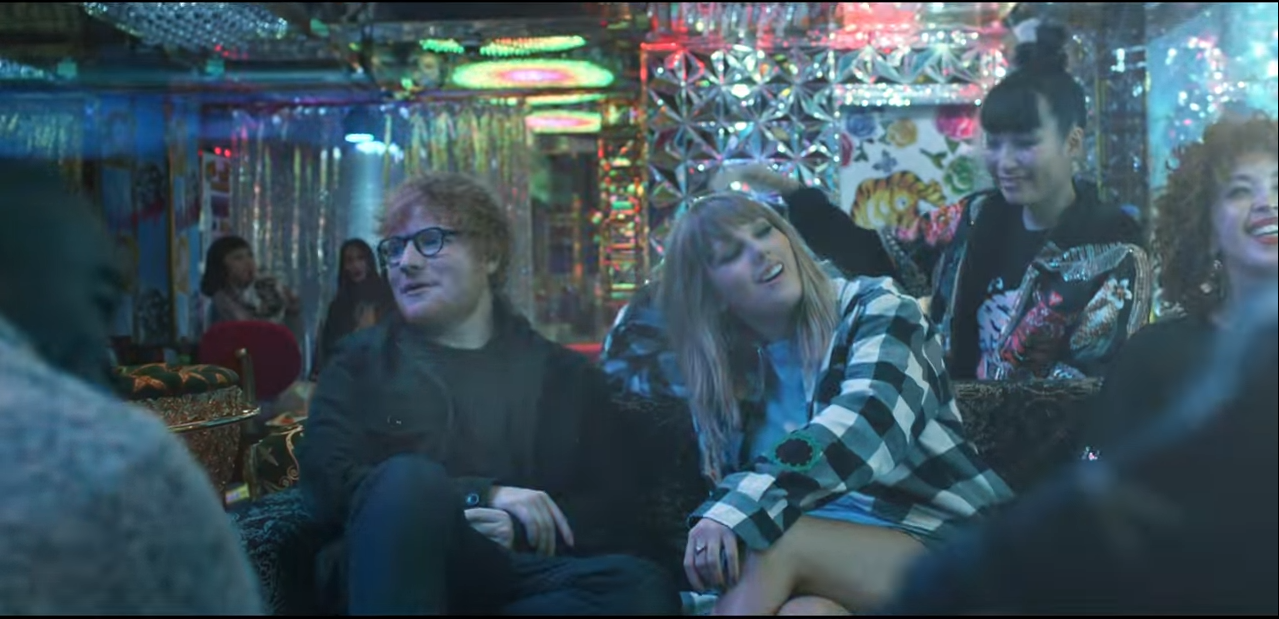 Ed Sheeran cùng Taylor Swift trong một cảnh của MV "End Game". Ảnh chụp màn hình