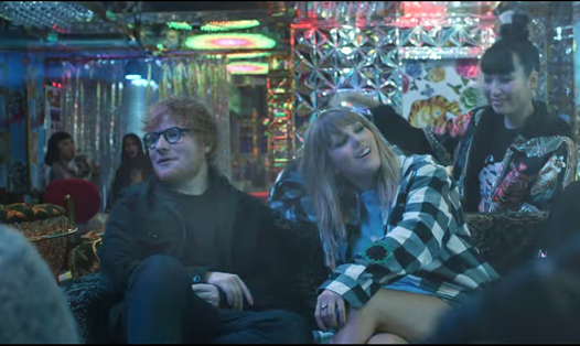 Ed Sheeran cùng Taylor Swift trong một cảnh của MV "End Game". Ảnh chụp màn hình