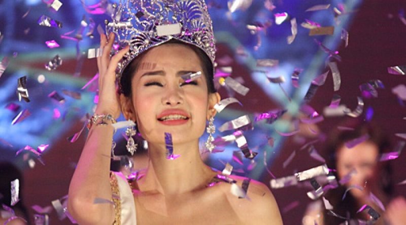 Giây phút đăng quang của Lê Âu Ngân Anh.