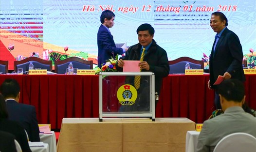 Chủ tịch Tổng LĐLĐVN Bùi Văn Cường bỏ phiếu bầu bổ sung Uỷ viên Đoàn Chủ tịch. Ảnh: Sơn Tùng