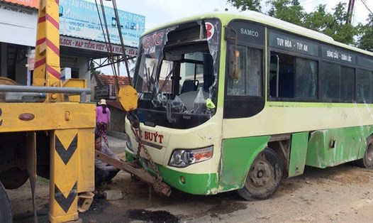 Sau vụ tai nạn, xe bus bị hư hại nặng.