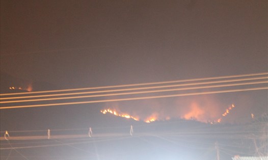 Cháy kinh hoàng trên núi sau lưng phường Vĩnh Hòa, Nha Trang, Khánh Hòa. Ảnh: PV