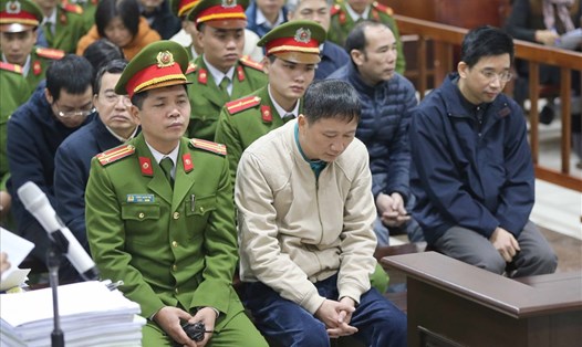 Ông Trịnh Xuân Thanh (áo vàng) và các đồng phạm tại phiên tòa. Ảnh: TTXVN