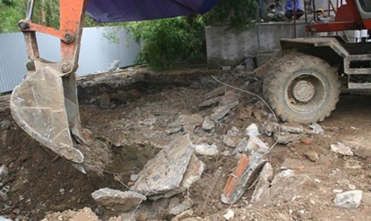 Khai quật hố chôn chất thải độc hại tại Cty CP Nicotex Thanh Thái (huyện Cẩm Thủy, tỉnh Thanh Hóa).Ảnh: TL