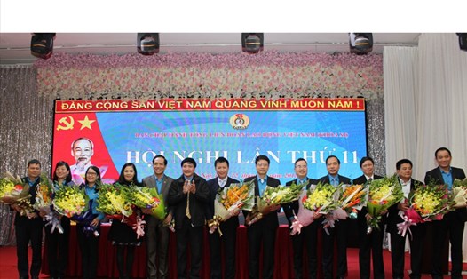 Chủ tịch Tổng LĐLĐVN Bùi Văn Cường tặng hoa chúc mừng các đồng chí được bầu bổ sung vào BCH Tổng LĐLĐVN khoá XI tại hội nghị. Ảnh: SƠN TÙNG