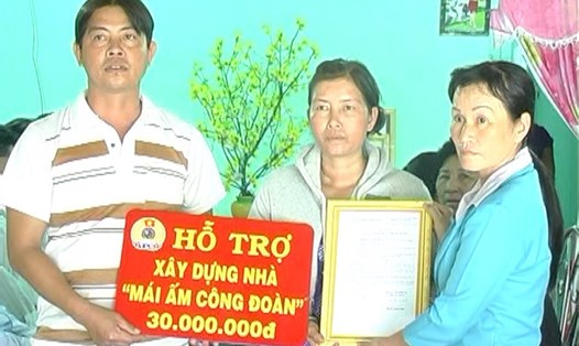 Trao nhà MACD cho công nhân nghèo tại xã Hưng Thạnh.