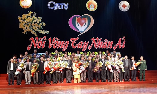 Lãnh đạo tỉnh Quảng Trị tặng hoa cho các đơn vị đồng hành, hỗ trợ cho chương trình. Ảnh: NL.
