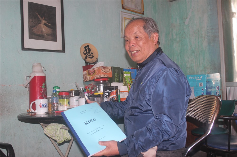 PGS-TS Bùi Hiền đã đi đăng ký quyền tác giả cho công trình cải tiến chữ viết của mình. Ảnh: Đ.C