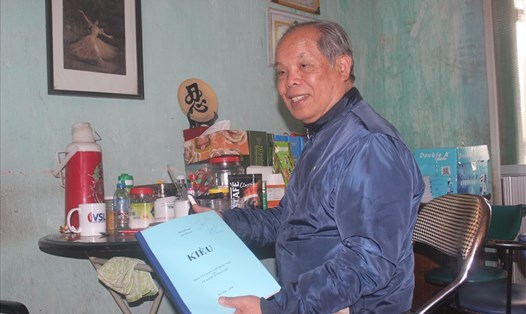 PGS-TS Bùi Hiền đã đi đăng ký quyền tác giả cho công trình cải tiến chữ viết của mình. Ảnh: Đ.C
