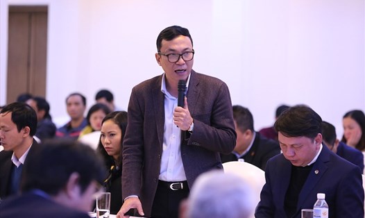 Phó chủ tịch VFF Trần Quốc Tuấn trả lời thẳng thắn những câu hỏi tại buổi đối thoại. Ảnh: Thành Phạm 
