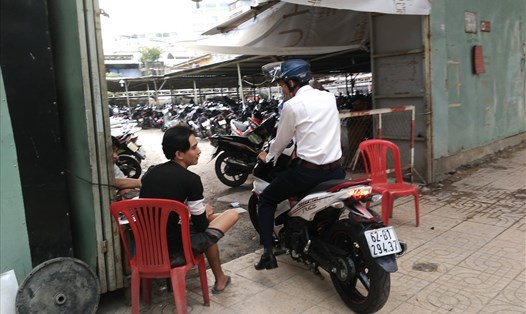 Bãi giữ xe trên đường Huỳnh Thúc Kháng (P.Bến Nghé, quận 1) chặt chém giữ xe 10.000đồng/lượt.  Ảnh: M.Q