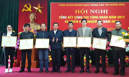 Phó Chủ tịch LĐLĐ tỉnh Quảng Bình Nguyễn Phi Khanh trao bằng khen cho những cá nhân đạt thành tích cao trong năm 2017. Ảnh: Lê Phi Long