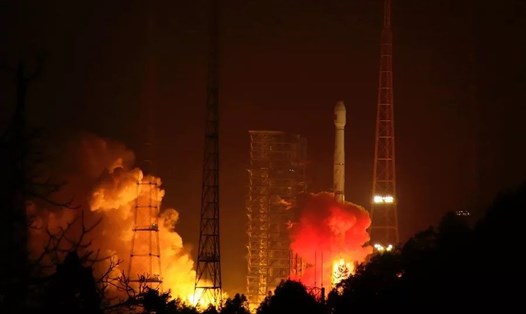 Tên lửa Trường Chinh 3B mang 2 vệ tinh Bắc Đẩu phóng từ trung tâm ở Tứ Xuyên hôm 12.1. Ảnh: Xinhua.
