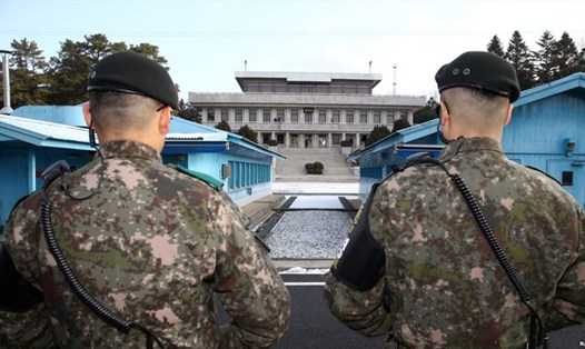 Binh lính Hàn Quốc đứng gác tại làng đình chiến Bàn Môn Điếm trong khu phi quân sự ngăn cách hai miền Triều Tiên, Hàn Quốc, ngày 9.1. 2018. Ảnh: Reuters