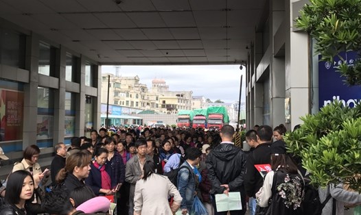 Lượng khách Trung Quốc qua cửa khẩu Móng Cái hiện có ngày lên tới vài ngàn người. Ảnh: Nguyễn Hùng