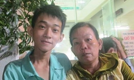 Nguyễn Văn Đại (trái) đang bị bạo bệnh cần được cứu giúp.
