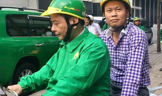 Hình ảnh Chủ tịch HĐQT Tập đoàn Mai Linh "chạy xe ôm" được chia sẻ trên mạng xã hội. Ảnh: Vietnamfiance.