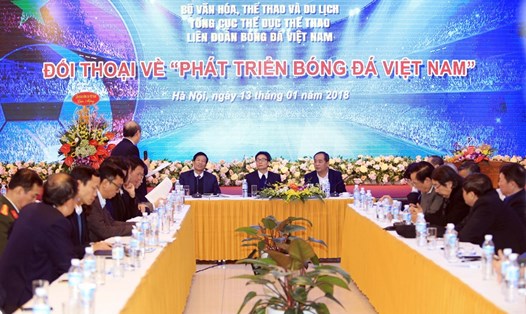 Buổi đối thoại về “Phát triển bóng đá Việt Nam” dưới sự chủ trì của Phó Thủ tướng Vũ Đức Đam. Ảnh: H.A