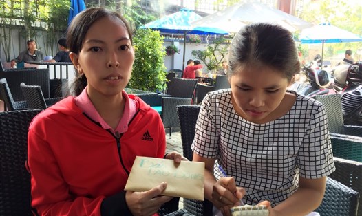 Chị Xuyên (trái ảnh) nhận hỗ trợ của Quỹ Tấm Lòng Vàng Lao Động