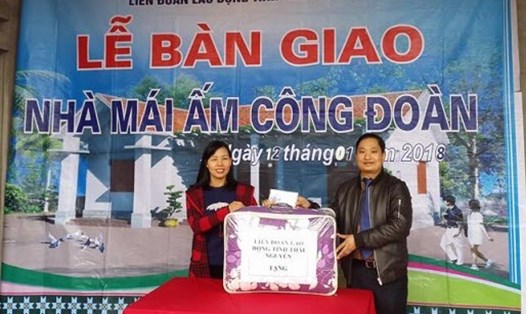 Đồng chí Đặng Thái Bình - Phó Chủ tịch LĐLĐ tỉnh Thái Nguyên - tặng quà cho đoàn viên công đoàn Lộc Thị Nhuận.