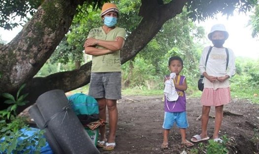 Người dân Philippines sơ tán vì núi lửa Mayon hoạt động trở lại. Ảnh: Reuters