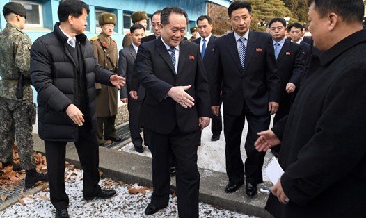 Trưởng đoàn đàm phán Triều Tiên Ri Son-gwon bắt tay một quan chức Hàn Quốc ngày 9.1. Ảnh: Reuters