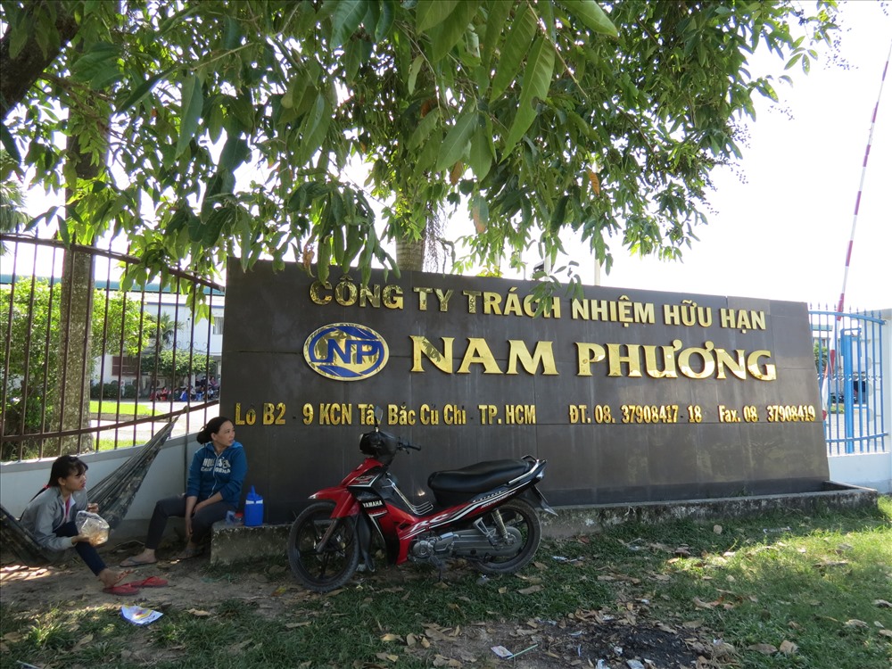 CN Cty Nam Phương cột võng canh ngày đêm không cho mang tài sản ra khỏi nhà xưởng - Ảnh: L.T
