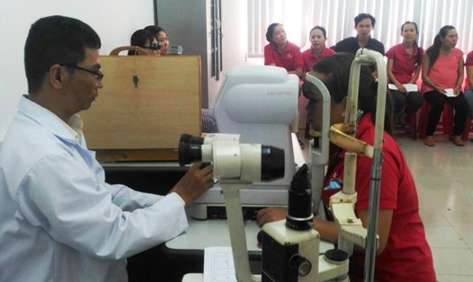 Công nhân được khám mắt để phát hiện và điều trị sớm các bệnh liên quan về mắt. Ảnh: LP

