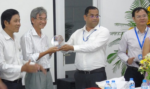 Ông Rajesh Kamat (thứ hai từ phải sang) đại diện lãnh đạo Cty trao kỷ niệm chương cho ông Huỳnh Phát Đạt - Chủ tịch CĐCS - trong Lễ Tri ân người lao động, nhân Tháng Công nhân 2017. Ảnh: P.V
