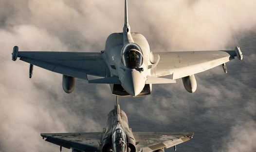 Chiến đấu cơ Typhoon của không quân Anh và Mirages của không quân Pháp. Ảnh: D.S